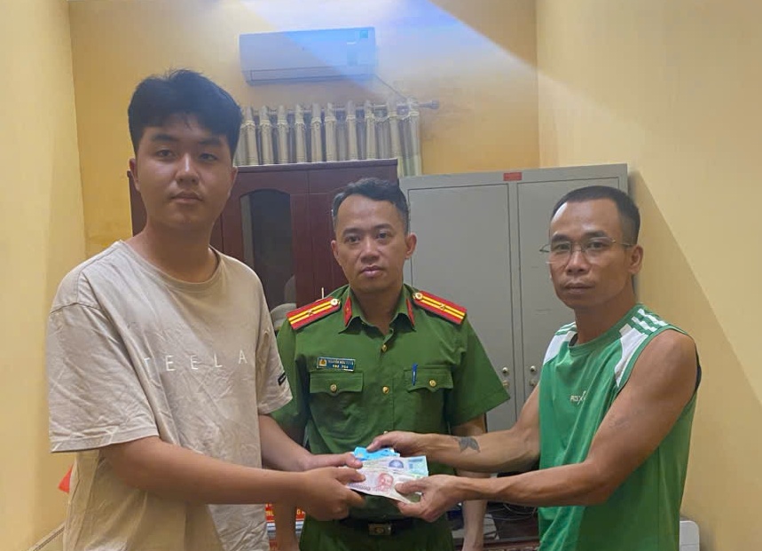  Công an xã Trường Tân phối hợp trả lại tài sản cho người đánh mất